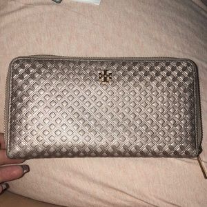 Beautiful rose gold Tory Burch wallet!